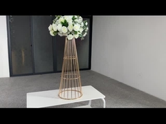 Hochzeitsstück mit Gold-Metall-Blumenstand